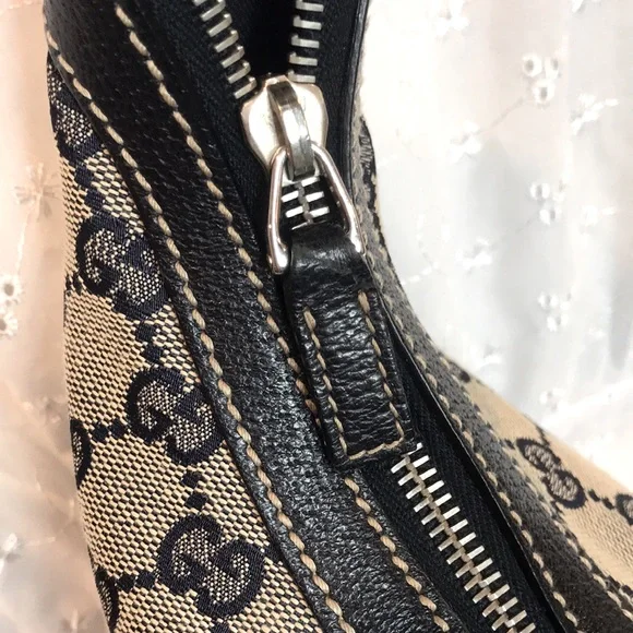 ⭐️ Rare Authentic Vintage Gucci Mini Croissant Shoulder Bag - Picture 8 of 14